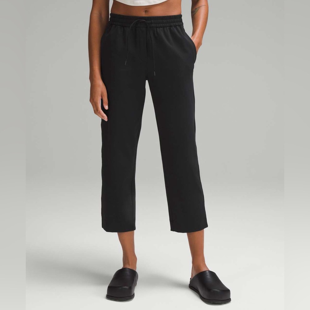 Lululemon Tapered-Leg Mid-Rise‎ Crop 25" *Luxtreme
Black Size 10